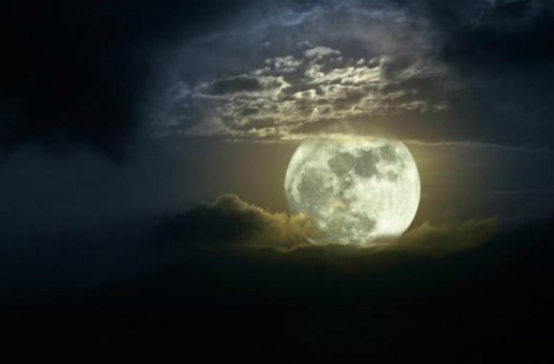 Απόψε η σούπερ Σελήνη: Το μεγαλύτερο και πιο φωτεινό φεγγάρι του 2017!