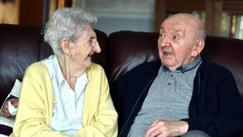 Μάνα 98 ετών μπήκε σε γηροκομείο για να φροντίζει τον 80χρονο γιο της!