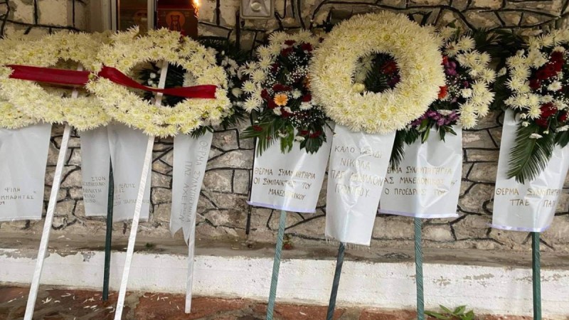 Σπαραγμός και οδύνη στη κηδεία του Νίκου Τσουμάνη: Τραγικές φιγούρες οι γονείς του!