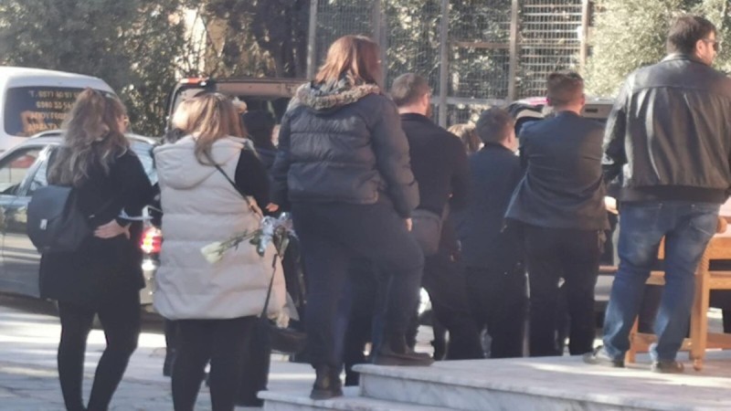 Τραγωδία στη Θεσσαλονίκη: Θρήνος στην κηδεία της μητέρας και των δύο παιδιών που καήκαν ζωντανοί
