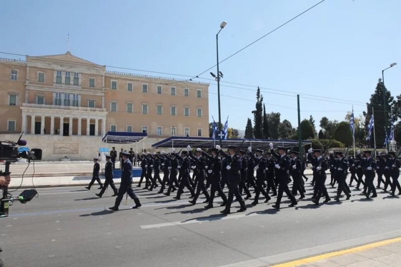 25η Μαρτίου: Ολοκληρώθηκε η μεγάλη στρατιωτική παρέλαση στο κέντρο της Αθήνας -Με Rafale για πρώτη φορά (εικόνες)