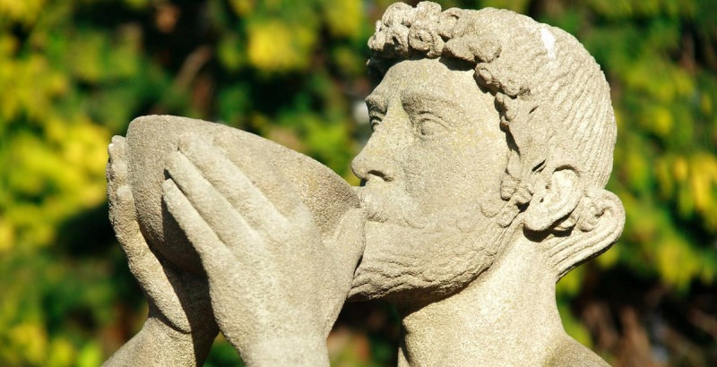 άγαλμα αρχαίου Έλληνα πίνει κοκτέιλ