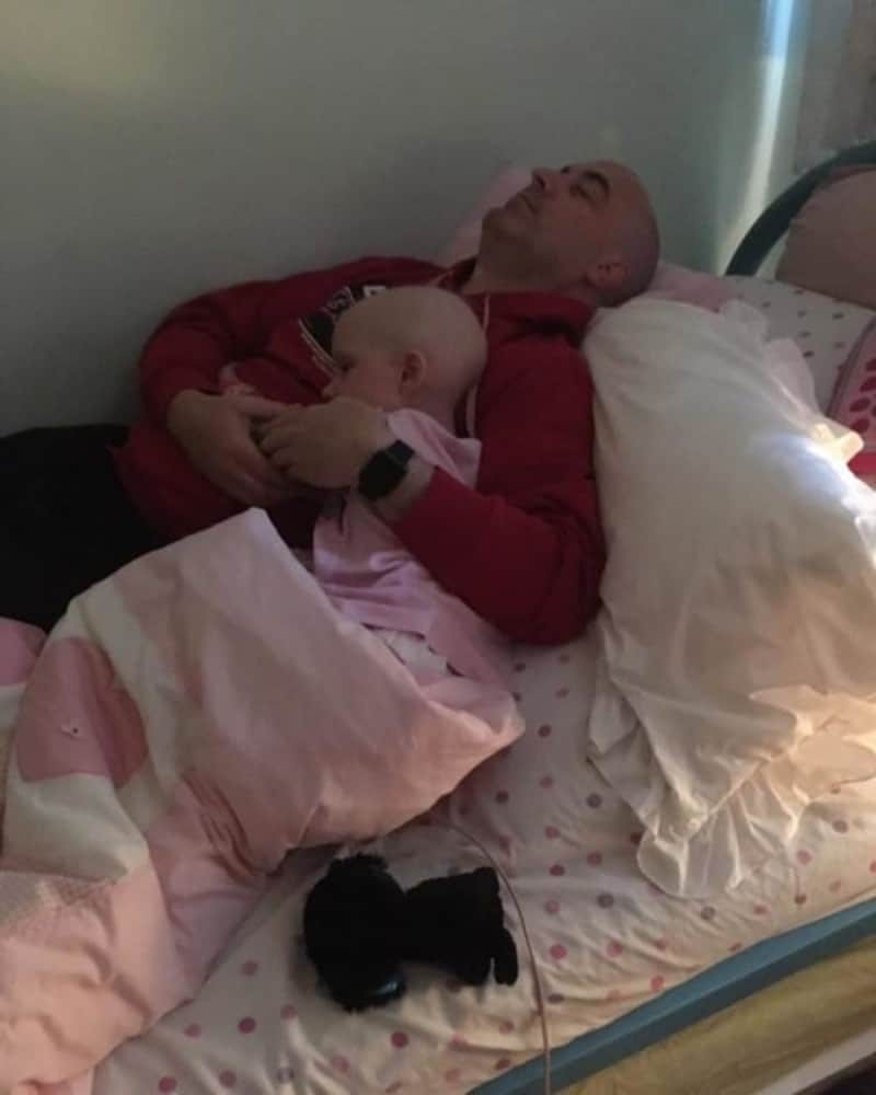 Ένας μπαμπάς φωτογραφίζει την τελευταία βλεφαρίδα της κορούλας του που κάνει χημειοθεραπείες δίνοντας την πιο δύσκολη μάχη της