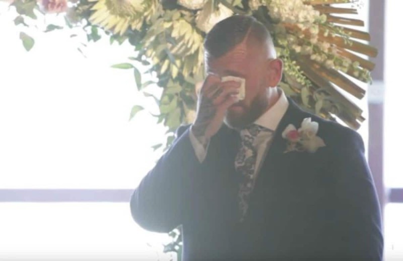 Γαμπρός κλαίει σε γάμο