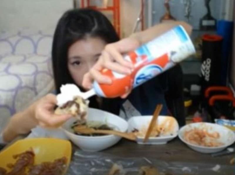 Κάθεται μπροστά από την κάμερα του υπολογιστή της και τρώει - Η συνέχεια θα σας κάνει να 'παγώσετε'