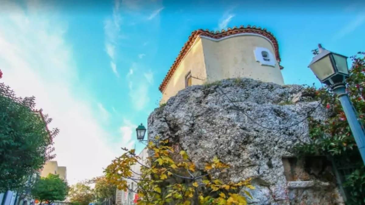 Κρυμμένο στο κέντρο της Αθήνας: Το μικρό εκκλησάκι πάνω σε βράχο που ελάχιστοι γνωρίζουν