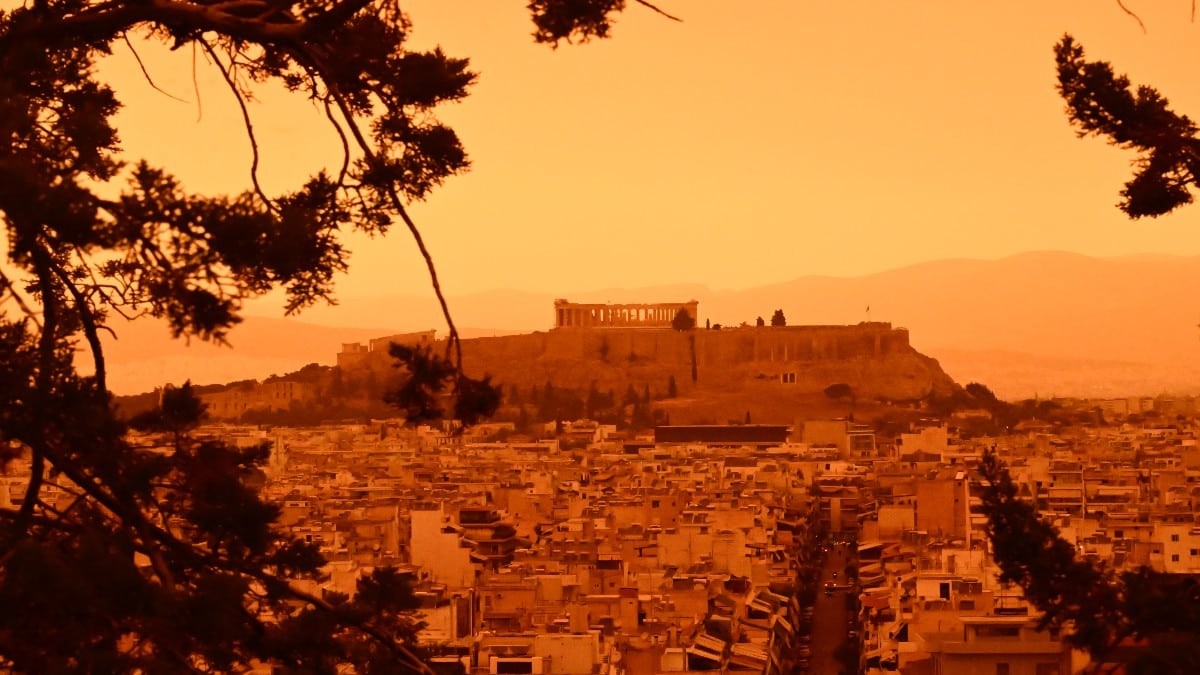 Αθήνα βγαλμένη από ταινία επιστημονικής φαντασίας: H αφρικανική σκόνη «έβαψε» πορτοκαλί τον αττικό ουρανό - Εντυπωσιακές εικόνες (video)