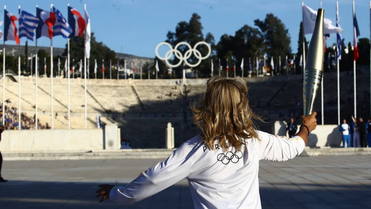 Καλλιμάρμαρο: Η Αθήνα παρέδωσε την Ολυμπιακή Φλόγα στο «Παρίσι 2024» - Η λαμπρή τελετή με Μούσχουρη, Αλιάγα και Σάττι (video)