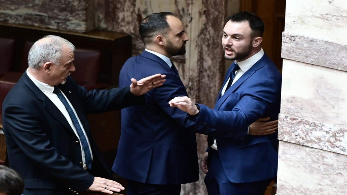 Ξύλο στη Βουλή: Πρώην βουλευτής των Σπαρτιατών επιτέθηκε με γροθιές σε βουλευτή της Ελληνικής Λύσης
