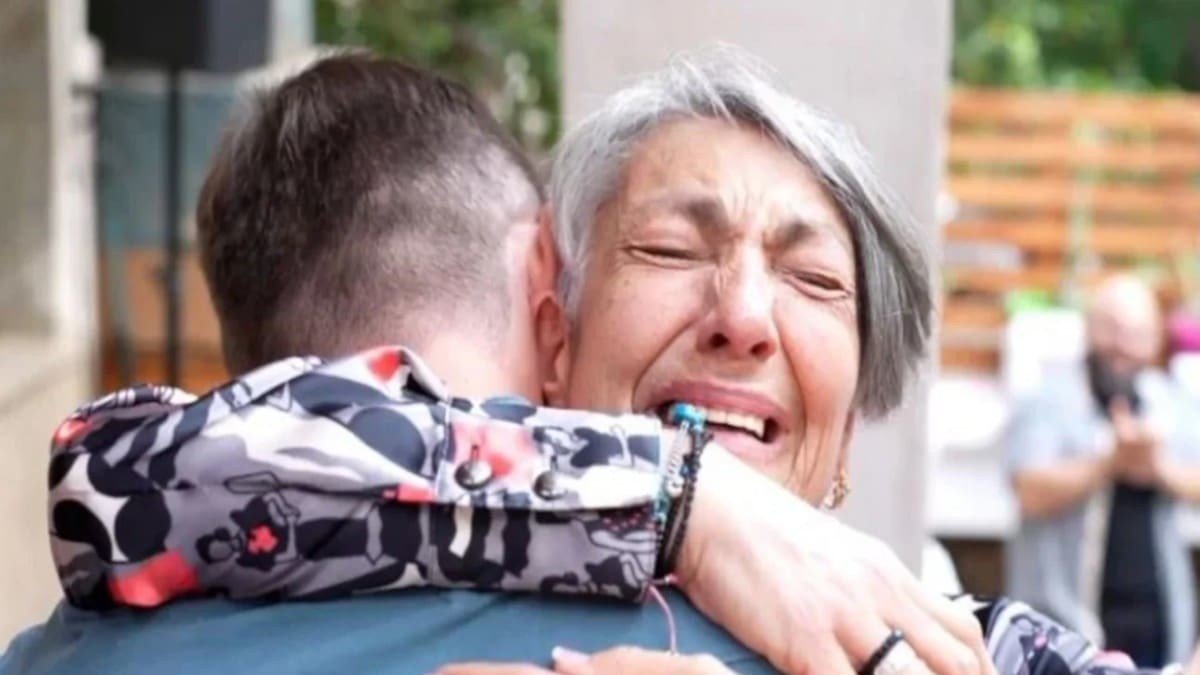 Λύγισε και ο πιο σκληρός στη Χίο: Η στιγμή που η κα Δέσποινα γνωρίζει τον δότη μυελού των οστών που της έσωσε τη ζωή (video)