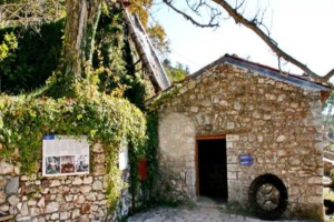 Η αρχαιότερη βιβλιοθήκη της Ελλάδας βρίσκεται σε ένα ορεινό χωριό της Πελοποννήσου & εμείς κάνουμε ένα ταξίδι στον ιστορικό οικισμό!