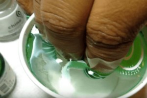 Ρίχνει πράσινο μανό σε ένα φλιτζάνι με νερό και βουτάει τα νύχια της μέσα - Το αποτέλεσμα; Μοναδικό! (Video)