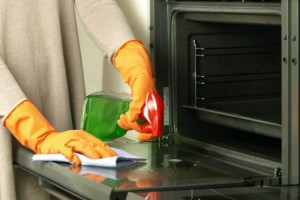 Καθαριότητα στο σπίτι: Έτσι θα λάμψει το διπλό τζάμι του φούρνου σας!