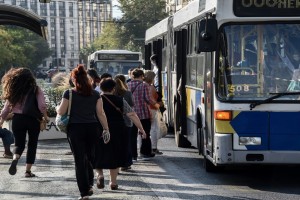 Λεωφορεία - Τρόλεϊ: Ποιες γραμμές βγήκαν στους δρόμους και ποιες υπολειτουργούν (video)