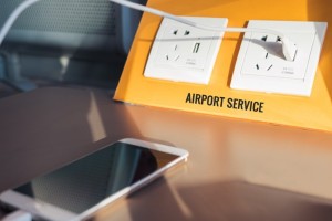 Προσοχή: Μην χρησιμοποιείτε δημόσιους φορτιστές αεροδρομίων και ξενοδοχείων για το κινητό - Μπορεί να αδειάσει τον τραπεζικό σας λογαριασμό