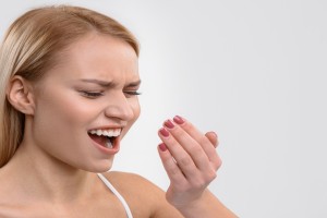 Άσχημη μυρωδιά στην αναπνοή; 11 + 1 τρόποι για να την αντιμετωπίσετε