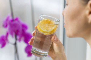 Πίνεις νερό με λεμόνι χωρίς αποτέλεσμα; Το συστατικό που κάνει αποτοξίνωση