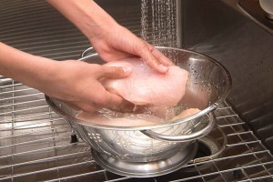 Πλένετε το κοτόπουλο πριν το μαγείρεμα; Σταματήστε το αμέσως για αυτούς τους λόγους