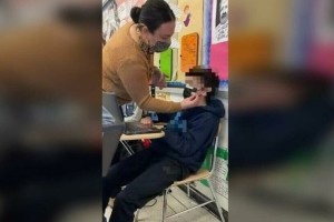 Δασκάλα κόλλησε με… σελοτέιπ τη μάσκα στο πρόσωπο μαθητή