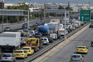 Τροχαίο στην εθνική οδό Αθηνών-Κορίνθου: Αυτοκίνητο πήρε φωτιά 