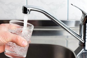 Νερό βρύσης: 3+1 έξυπνα κόλπα για να καταλάβεις αν είναι καλής ποιότητας