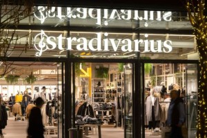 Ουρές: Το νέο τζιν παντελόνι από τα Stradivarius που κολακεύει απίστευτα τα πόδια