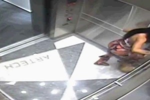 24χρονη μπήκε στο ασανσέρ αλλά δεν ήξερε ότι την κατέγραφε η κρυφή κάμερα - Μόλις βγήκε... (Video)