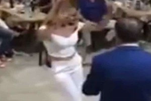 30χρονη καλλονή χορεύει τσιφτετέλι και αναστατώνει τους πάντες