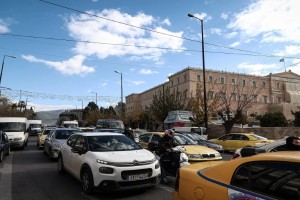 Ραγδαίες αλλαγές για τα αυτοκίνητα στην Ελλάδα - Τι φέρνει και πότε ο κλιματικός νόμος