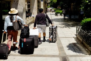 Έκτακτη επιδότηση ενόψει καλοκαιριού: Έως και 300 ευρώ για διακοπές σε Σάμο και Βόρεια Εύβοια - Οι δικαιούχοι
