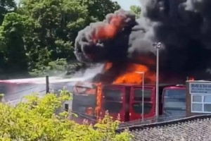 Τρόμος στο Λονδίνο: Τεράστια έκρηξη σε γκαράζ λεωφορείων (video)