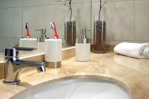Δεν είναι μόνο το ξύδι: Τα 2 πάμφθηνα υλικά για ένα αστραφτερό μπάνιο