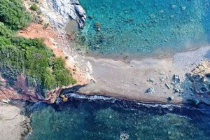 Θαλάσσιος θησαυρός: Η διπλή "μυστική" παραλία 2 ώρες από την Αθήνα που θα σας εντυπωσιάσει