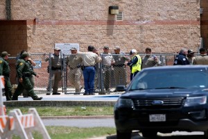 Μακελειό στο Τέξας - Οργή λαού για τις νέες αποκαλύψεις: Παιδιά καλούσαν το 911, ενώ η αστυνομία περίμενε έξω