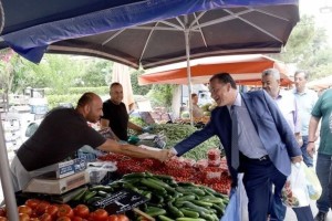 Άδωνις Γεωργιάδης: «Οι τιμές στις λαϊκές αγορές είναι καλές και ο κόσμος μαζί μου πολύ ζεστός»