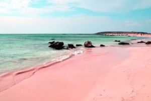 Βγαλμένο από ταινία της Disney: Το μικρό νησάκι με τα τιρκουάζ νερά και τις ροζ παραλίες - Χαρίζει εικόνες που μαγεύουν! (video)
