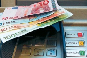 Ουρές στα ΑΤΜ της χώρας: Θα βρείτε 200 ευρώ επιπλέον στον λογαριασμό σας πατώντας αυτό το κουμπί!
