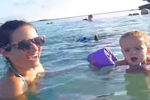 Αυτή η μητέρα τραβούσε με την κάμερα τα παιδιά της στην παραλία, όταν πίσω τους παρατήρησε... έπαθε σοκ (Video)