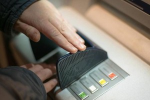 Προσοχή: Απάτη στα ATM με τη μέθοδο «φουρκέτα» - Πώς να προστατευτείτε