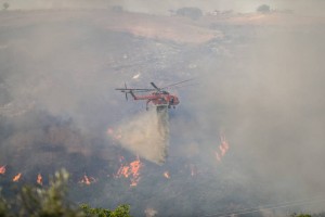 Φωτιά στην Σπιάτζα του Πύργου Ηλείας: Διπλό μέτωπο στην περιοχή Σαρακίνα - Απομακρύνονται κάτοικοι (φωτο)