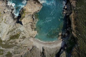 «Άγρια» ομορφιά: Η μικρή πανέμορφη παραλία στην Εύβοια που... κλείνει την πόρτα στα κύματα του Αιγαίου