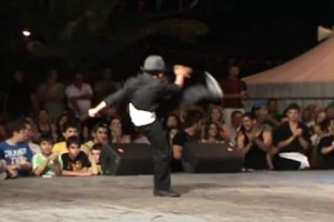 «Σαρώνει» το διαδίκτυο: Πολλά βαρύς και μάγκας 11χρονος χορεύει το τέλειο ζεϊμπέκικο!