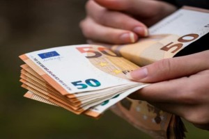 "Σκάει" επίδομα 420 ευρώ - Ποιοι και πότε θα το πάρουν