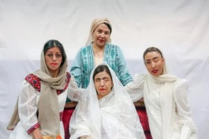 Σχεδιάστρια μόδας στο Ιράν επιλέγει ως μοντέλα γυναίκες που έπεσαν θύματα επιθέσεων με οξύ