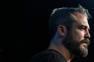 "Ψηλά απ’ τη Γέφυρα": Ο Πυγμαλίωνας Δαδακαρίδης στον πρωταγωνιστικό ρόλο του Έντι Καρμπόνε στο Θέατρο Βεάκη