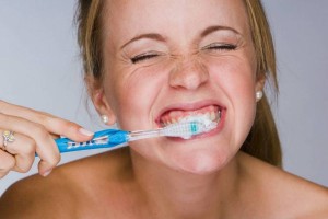 Ελάχιστοι το γνωρίζουν: Το να μην βουρτσίζετε σωστά τα δόντια σας αυξάνει τον κίνδυνο καρκίνου του ήπατος κατά 75%