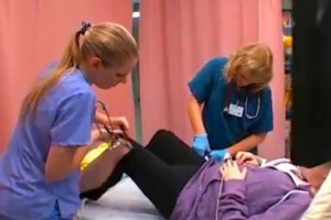 26χρονη έγκυος πάει στο νοσοκομείο ουρλιάζοντας από τους πόνους - Όταν της κόβουν το παντελόνι «κοκκαλώνουν» (video)