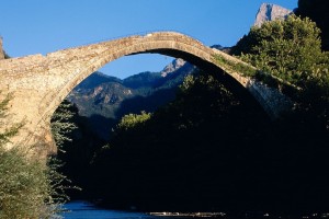 Η Φωτογραφία της Ημέρας: Το επιβλητικό γεφύρι της Κόνιτσας - Το υψηλότερο μονότοξο των Βαλκανίων!