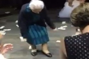 Χόρεψε το ζεϊμπέκικο της ψυχής της: Μερακλού 98χρονη γιαγιά έδωσε...ρέστα στο γάμο της εγγονής της (Video)
