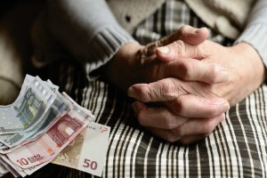 Έφτασε η ώρα να βρεθούν οι συνταξιούχοι στα ΑΤΜ - Ποιοι προηγούνται αύριο στις πληρωμές
